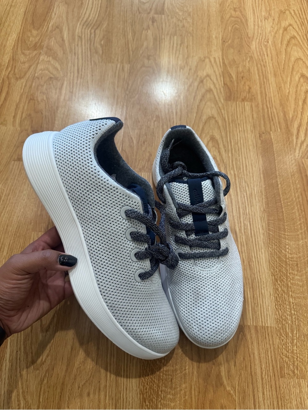 Allbirds Tree Runner NZ sneakers featuring a light grey size 11.5